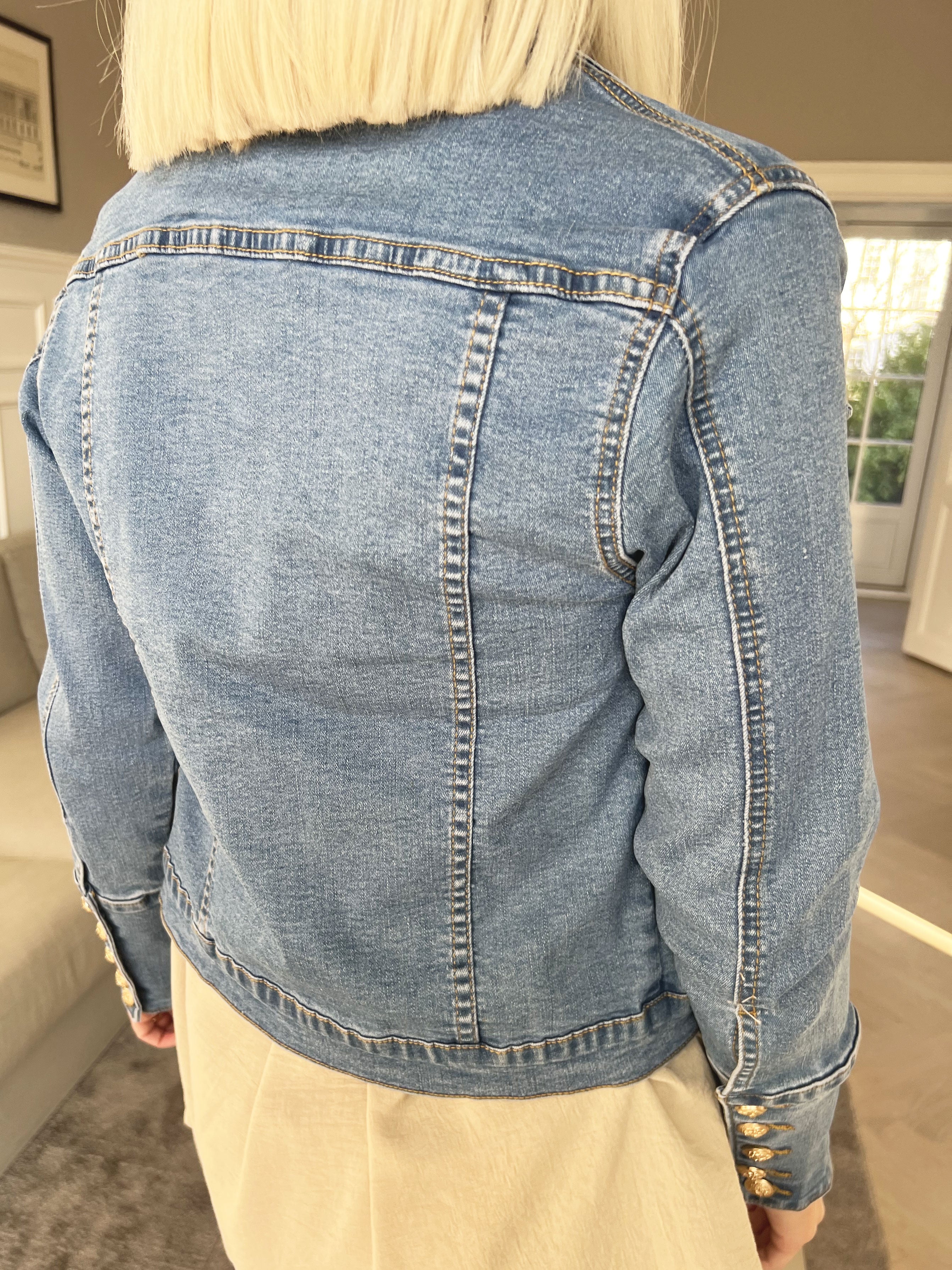 Yuri - Denim jakke pyntet med guldknapper